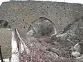 الجسر القديم بالقرب من الشلال