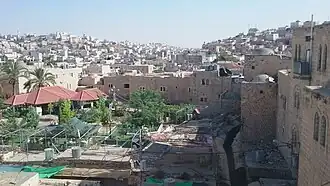 مشهد لمدينة الخليل القديمة و حارة ابو سنينة في الأفق