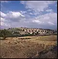 1=مدينة أفيلا القديمة وكنائسها القائمة خارج أسوار المدينة
