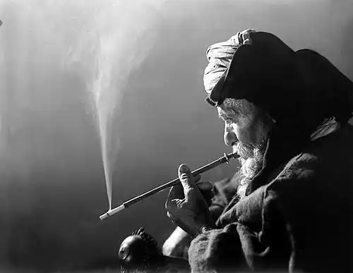 المُدَخن، بِعدسة مُراد الداغِستاني، ثلاثينيات القرن الماضي.