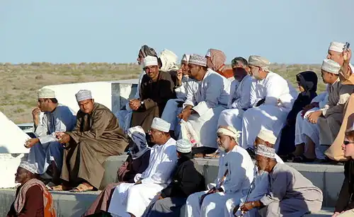 رجال عمانيون بالزي التقليدي لسلطنة عمان