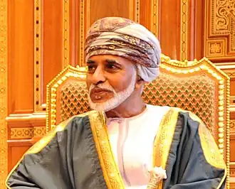 خطان أبيضان يمتدان من زوايا مستطيل أزرق يتقاطعان في منتصفه