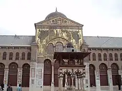 فسيفساء جامع بني أمية الكبير، ويظهر فيه التأثير المعماري البيزنطي.