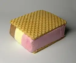 وافر مثلجات نابولي (Neapolitan Ice Cream Wafer) يتكون من نكهة الشوكولاتة والفراولة والفانيليا.