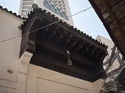 المظلة الخشبية فوق مدخل الشارع.