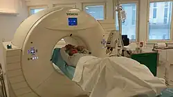 ألة التصوير المقطعي بالانبعاث الموضعي (PET Scan)