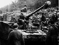 A Panzer IV H من Kampgruppe Peiper من فرقة SS Panzer الأولى Leibstandarte SS Adolf Hitler. خاضت الفرقة 101 المحمولة جوا فرقة النخبة فافن إس إس عندما هاجمت الفرقة 101 تجاه بورسي ، شمال شرق باستون ، في 13 يناير 1945.
