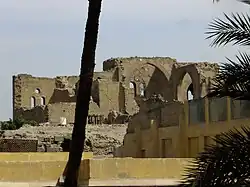 منظر من بعيد لأسوار القصر المدمرة.