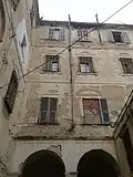 واجهة تطل على ساحة القصر