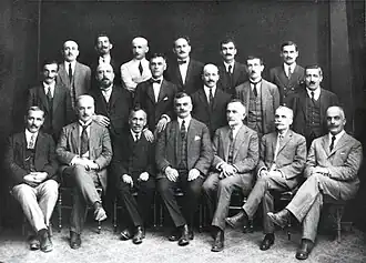 نخبة سياسية يونانية بنطية تعود الصورة لعام 1920.