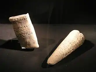 من اليسار:&nbsp;لوح طيني مسماري بابلي قديم ، 1900-1700 قبل الميلاد.
من اليمين:&nbsp;كتابة مسمارية سومرية "حجر الأساس".&nbsp;تم تثبيت هذا المخروط الطيني في أحد الجدران ، ويحتوي على سند تأسيس أسوار مدينة إيسن (تل بحريات) للملك&nbsp;إشمي داغان&nbsp;من إيسن (1953-1935 قبل الميلاد).
