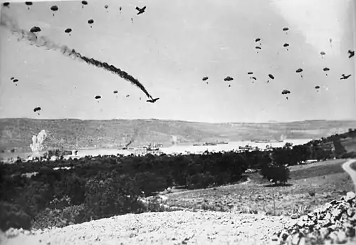 المظليون يقفزون من ناقلات يونكرز يو 52 فوق جزيرة كريت. مايو 1941.