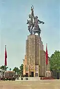 تمثال العامل والمزارعة في الجناح السوفيتي معرض باريس الدولي (1937).