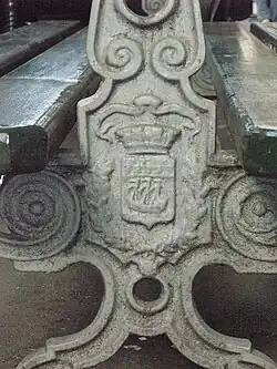Blason de Paris gravé sur un banc public.