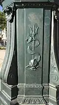 ألواح نحتت بثعبان ملتفة حول رمح الصيد.