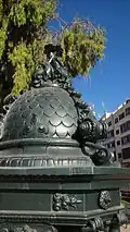 القبة المدببة المزركشة بالزنابق والدلافين والزخارف النباتية.