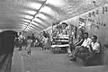 ركاب ينتظرون في محطة حديقة الأم عام 1962