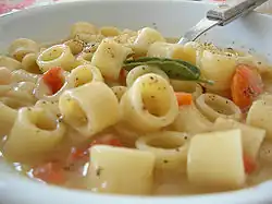 معكرونة حبوب معدة من قطع الديتاليني