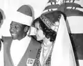 نجم كرة القدم البرازيلي بيليه يرتدي اللبادة خلال زيارة إلى لبنان عام 1975