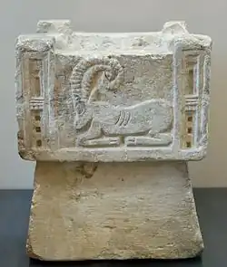 مبخرة مع نحت وعل (متحف اللوفر)
