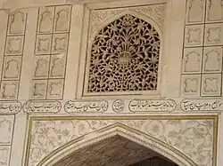شعر بالخط الفارسي.