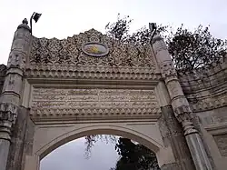 إحدى بوابات جامع السلطانة الأم برتفنيال باسطنبول.