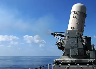 إطلاق نظام فالانكس (CIWS) الصاروخي من حاملة الطائرات الأمريكية