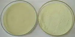 على اليسار: كبريتيد الزنك وعلى اليمين: ألومينات السترونتيوم