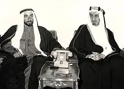 الملك فيصل بن عبد العزيز والشيخ زايد بن سلطان آل نهيان، في العام 1974، يرتديان البشت.