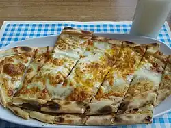 كارادينيز بيديسي من تركيا مغطاة بجبن كاسيري