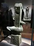 لوح قدم جنائزي على شكل اوزة