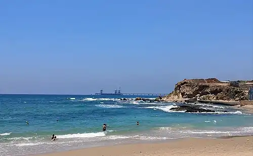 شاطئ البحر قرب مصب النهر