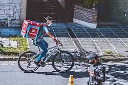 A bicyclist and a police officer wearing masks in سانتا في