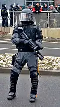 شرطي ألماني من مكافحة الشغب يرتدي معدات وقاية شخصية