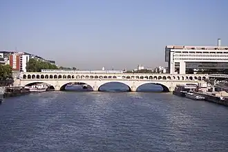 بونت دي بيرسي فوق نهر السين، باريس، تحمل مترو باريس على سطحها العلوي وامتداد الجادة على سطحها السفلي (2006)