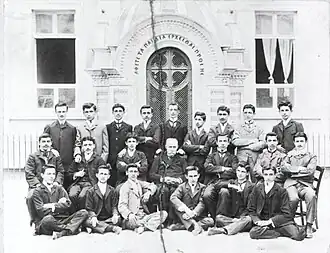 صورة تجمع مدرسين وخريجي مدرسة أرثوذكسية يونانية، طرابزون 1902.
