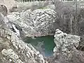 منظر الشلال وحمام السباحة