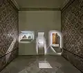 من اليمين إلى اليسار: صندوق التوراة، خلال، هانوكيا. تم جلبها من متحف للا حضرية في جربة.