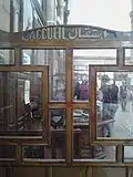 كتابة بالفرنسية والعربية.
