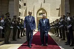 الرئيس الفلسطيني محمود عباس مستقبلًا الرئيس الأمريكي جو بايدن في القصر (15 يوليو 2022)