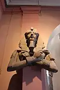 تمثال ضخم لأخناتون في معبد آتون بالكرنك.