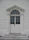 الباب الرئيس والنافذة المروحية في منزل جوزيف بريستلي&nbsp;[الإنجليزية] بنورثومبرلاند، بنسلفانيا