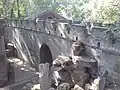 الجدران المحيطة بالقصر