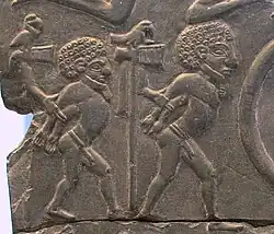 قد يكون السجناء في لوحة ساحة المعركة هم أفراد من ثقافة بوتو معادي الخاضعين للحكام المصريين في نقادة الثالثة.