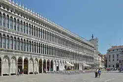 Procuratie Vecchie بناها بارتولوميو بون الأصغر ( c. 1520 )