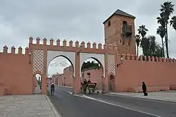 البوابة الغربية للمشور الكبير(المؤدية إلى شارع باب إغلي). البرج على اليمين هو مئذنة مسجد درب شتوكة السابق الذي يعود للقرن الثامن عشر.