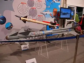 الطراز القديم والطراز الحديث ، في الأمام بيثون 5 وإلى الخلف شافرير-1.