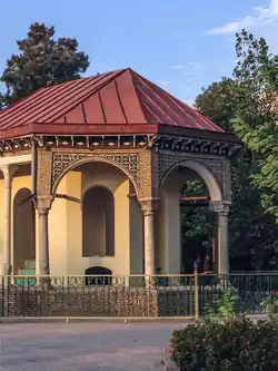 جناح صغير في الحديقة التي تُحيط بالمتحفِ