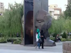 مدخل إلى الحديقة التي تحيط بالمتحف