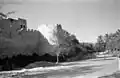 منظر للسور الشمالي لقلعة القطيف التقطه الرحالة ولفرد ثيسجر عام 1945
